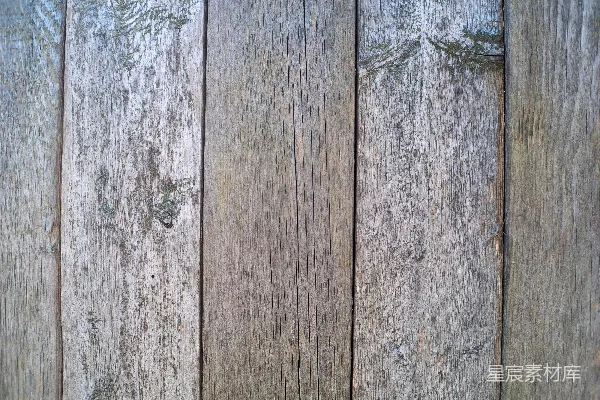 高清摄影 一张特写照片，显示了一道木栅栏，上面有一只鸟。