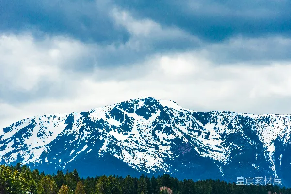 白雪覆盖的山峦