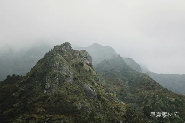 有雾的山