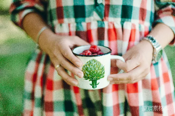 手持水果杯的人