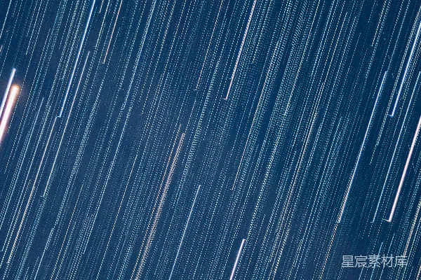 夜空中有星星在移动