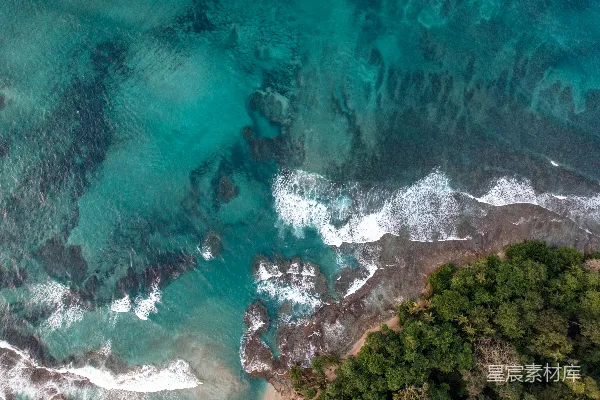 海洋与陆地的空中俯瞰图