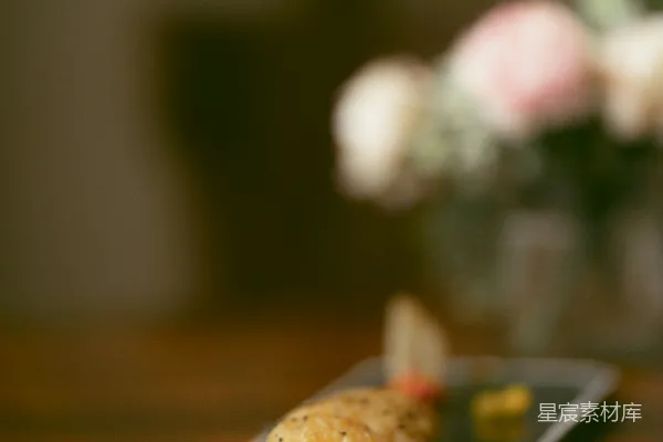 黑色盘子中的油炸食品