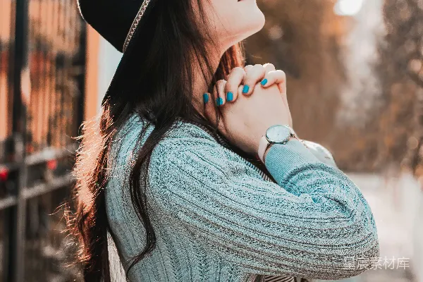 黑帽灰毛衣的女人