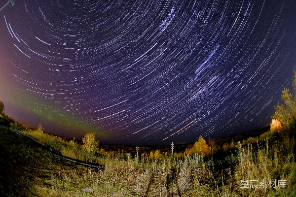 夜空中的星轨可见