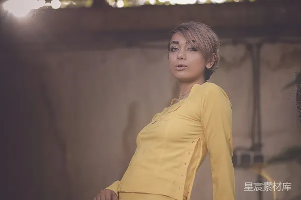 黄色上衣连身裙的女人