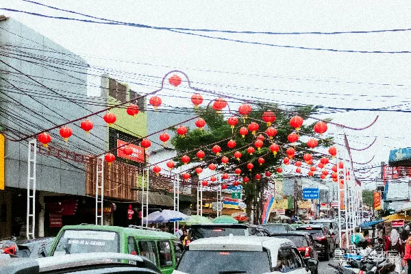 挂满红灯笼和拱门的街道