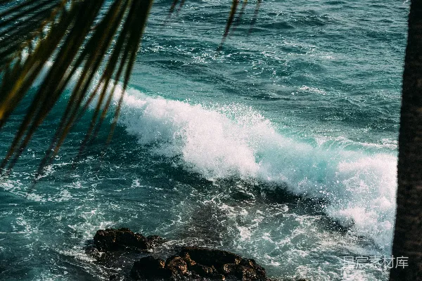 岩石上的波浪涌动