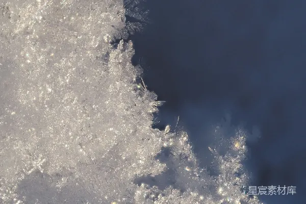 阳光下雪晶体的特写镜头