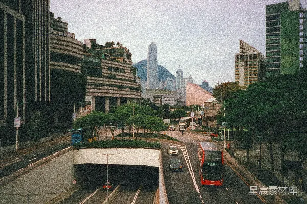 城市风景画，有道路、隧道、车辆和高建筑物。