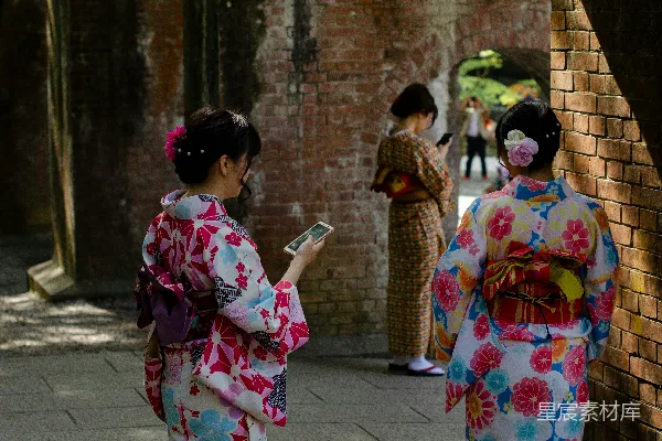三名女子身穿和服在白天穿着