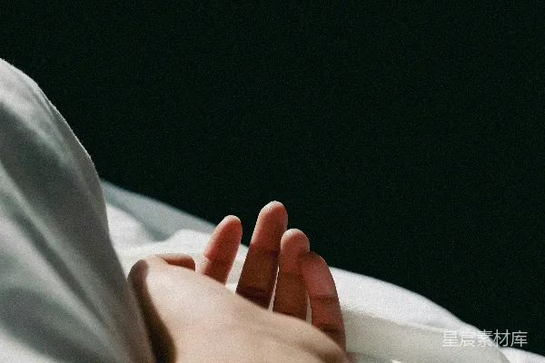 床上躺着的人用手枕在脸上