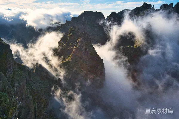 山峰拔地而起，风景如画。