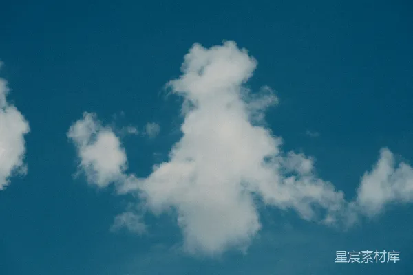白杨絮状云朵衬托着一片湛蓝的天空。