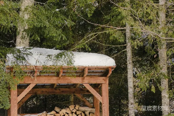 高清摄影 雪地里有一堆木柴在遮蔽物下。