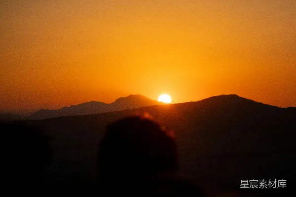 夕阳西下在一座山峦之间