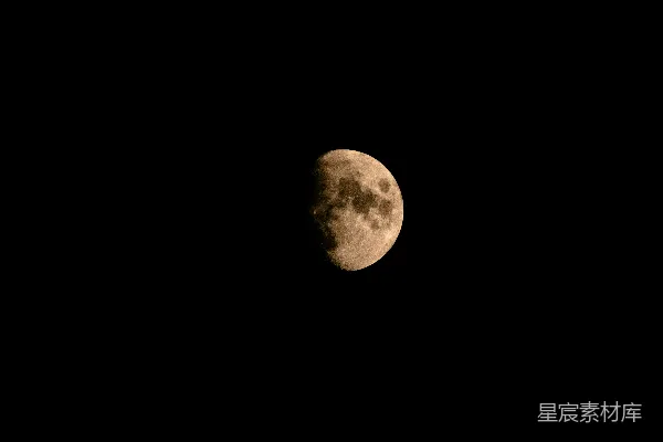 满月在黑暗的夜空