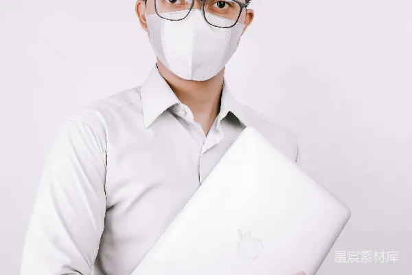 身穿白衬衣的男人拿着白色打印纸
