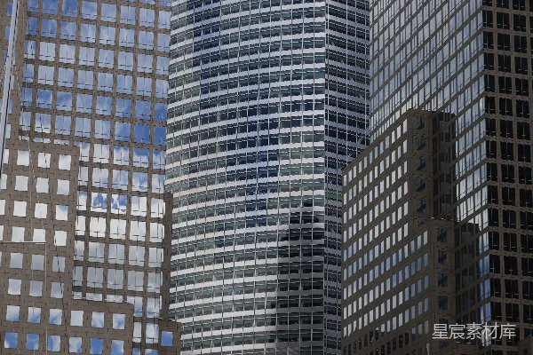 一排高大建筑物