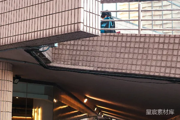 现代建筑中有水道和行人。