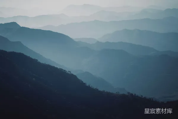白天绿山映白天空