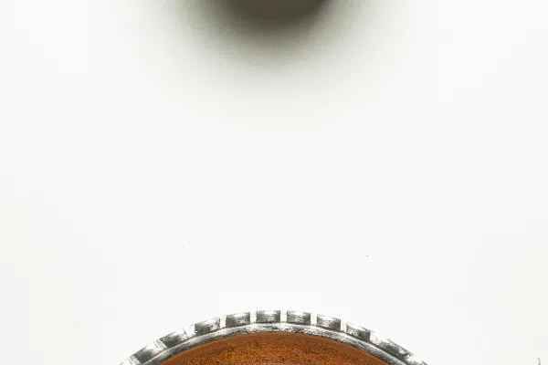一碗汤和桌子上另一碗的汤