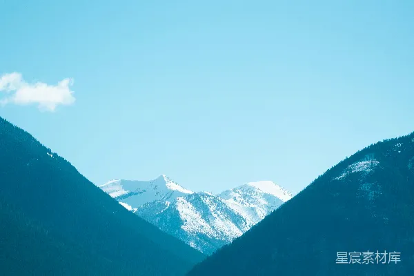 山顶白雪皑皑的一道山景