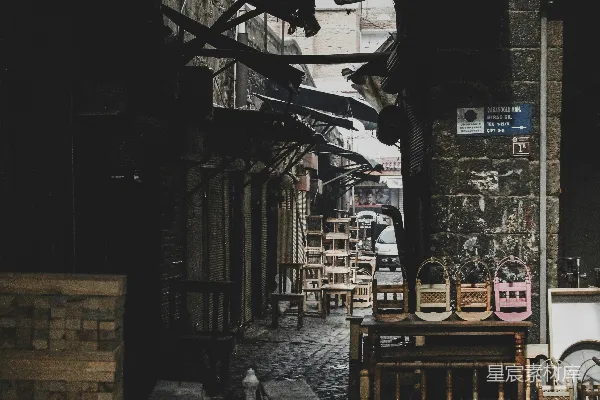 高清摄影 一张黑白照片，描绘了一条街道。