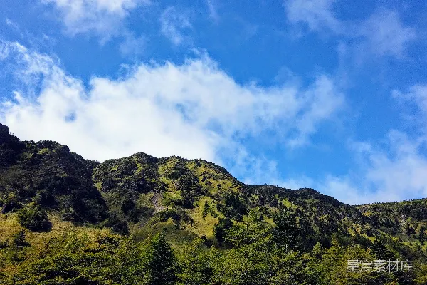 山中绿树映蓝天白日间