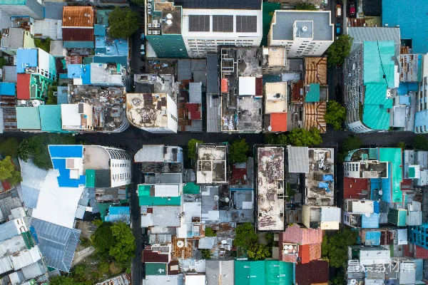 白天城市建筑的空中俯瞰图