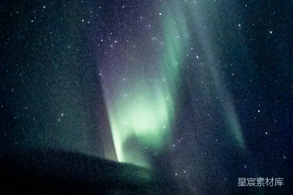 夜间晴空中有星星