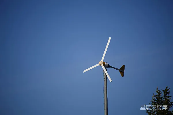 风 Turbine 在蓝色的天空中旋转。