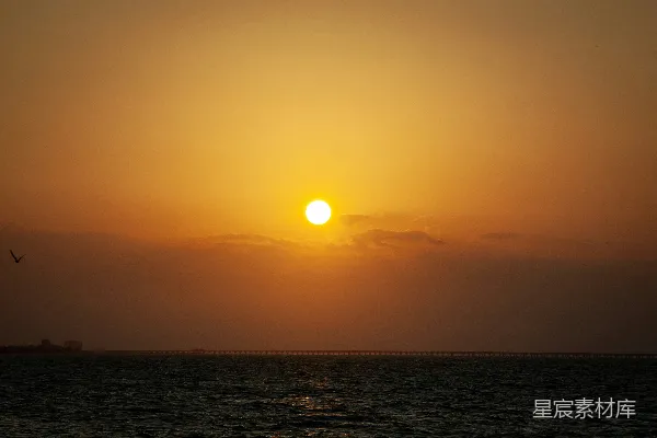 夕阳落下在一片水域之上