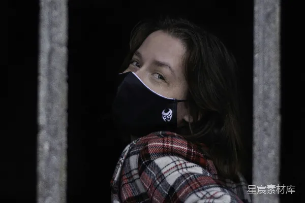 红色白色格子连衣裙的女孩穿着黑色白色口罩