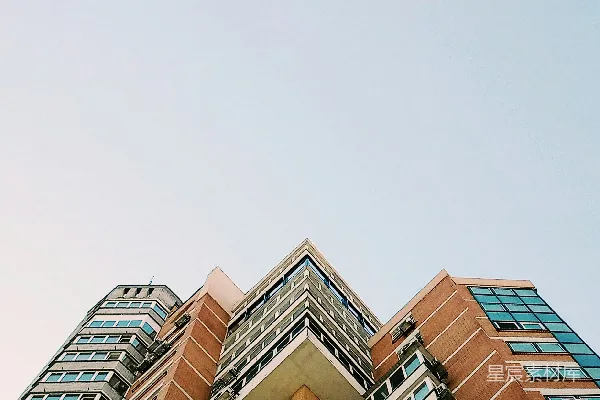 棕色和蓝色的混凝土建筑