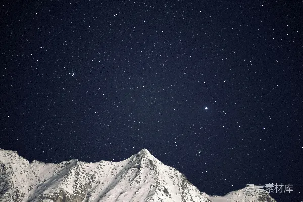 覆盖着白雪的山峦在夜空下