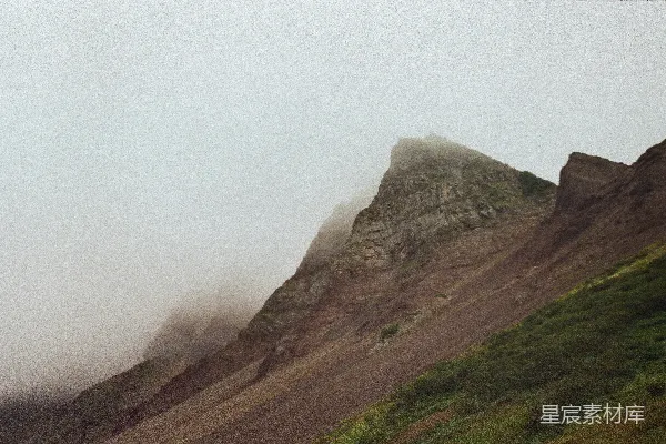 飞机飞越山顶
