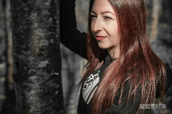 高清摄影 一个女人站在森林里一棵树旁边