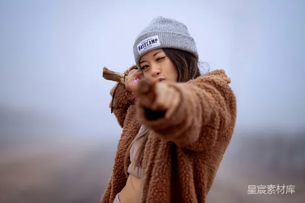 一个女人戴着帽子正在拿着棒球 Bat