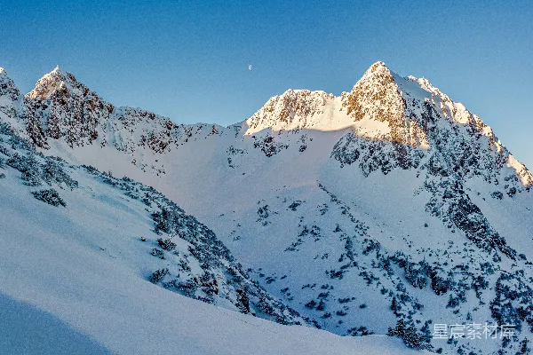 覆盖着白雪的山峦与清澈湛蓝的天空