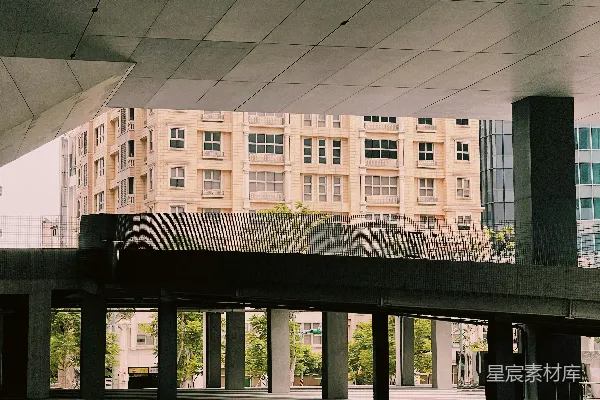 大型建筑物中一座空旷的停车场