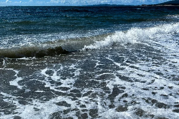 一片波涛汹涌的大水面朝岸边袭来