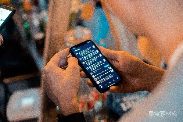 手持黑色Android智能手机的人