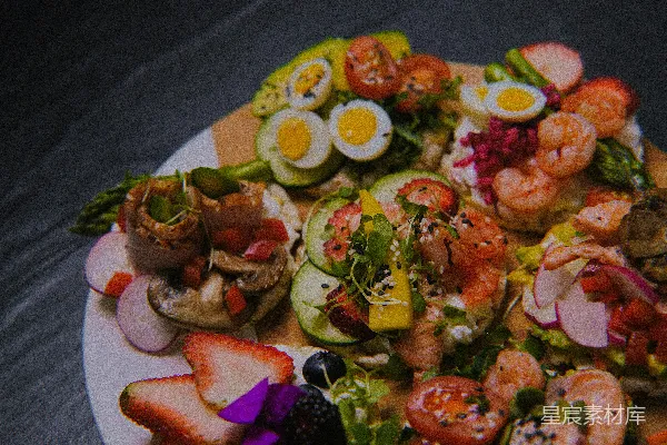 满 Plate 的白盘子上堆满了食物。