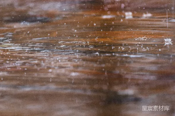 高清摄影 雨滴落在湿木面上。