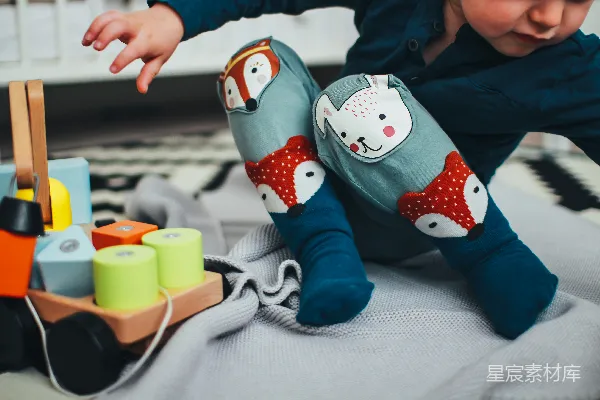 高清摄影 穿蓝色袜子的小男孩