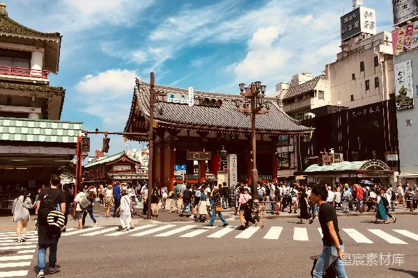 街道上的人们散步