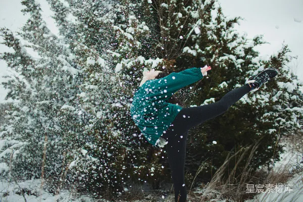 绿色和黑色方格图案上衣的女人站在覆盖着积雪的地面上