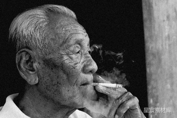灰度摄影中的人在抽烟