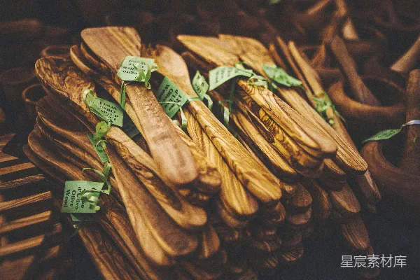 高清摄影 棕色的木棍，上面有一个绿色和白色的标签。